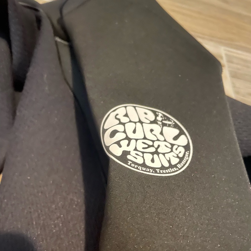 Rip Curl wet suit jacket. Women’s size 6. Fits like a 4. Only worn to try on.